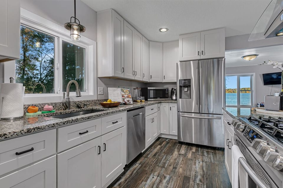 Modern Kitchen | Granite Counters, Gas Range & Sleek Design