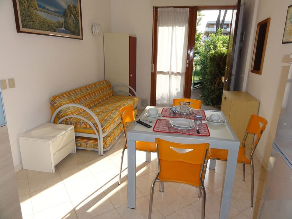 Apartment, 2 Bedrooms, Patio, Garden View | Living room