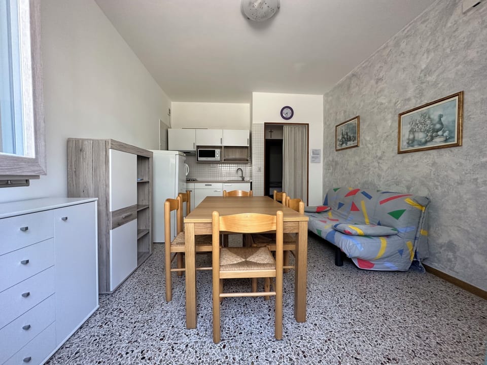 Apartment, 2 Bedrooms, Patio, City View | Dining room