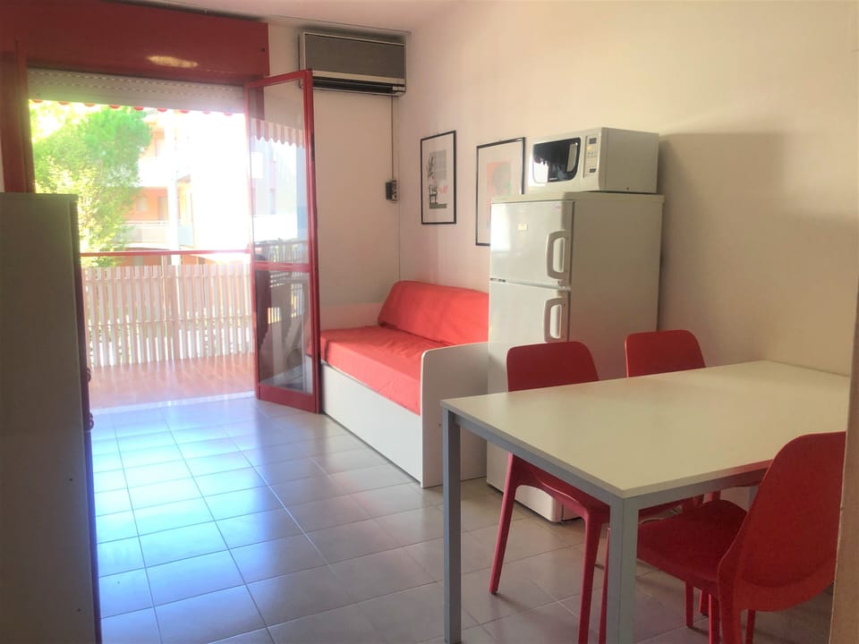 Apartment, 2 Bedrooms, Balcony, City View | Living room