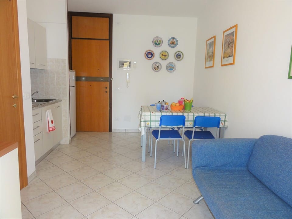 Apartment, 1 Bedroom, Balcony | Living room