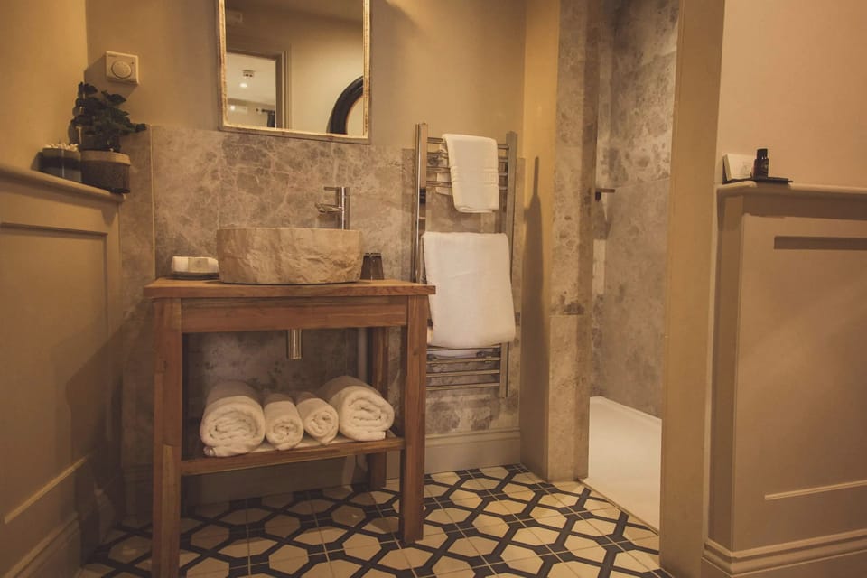 King Suite | Iron/ironing board, free WiFi