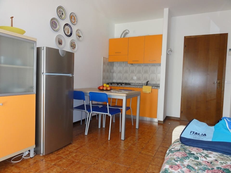 Apartment, 1 Bedroom, Balcony | Dining room