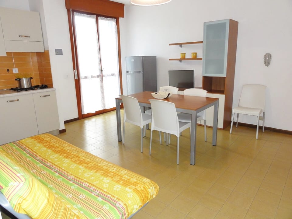 Apartment, 1 Bedroom, Balcony | Dining room