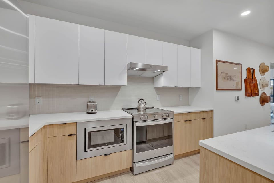 Full kitchen w/ microwave, stove, oven, fridge & dishwasher