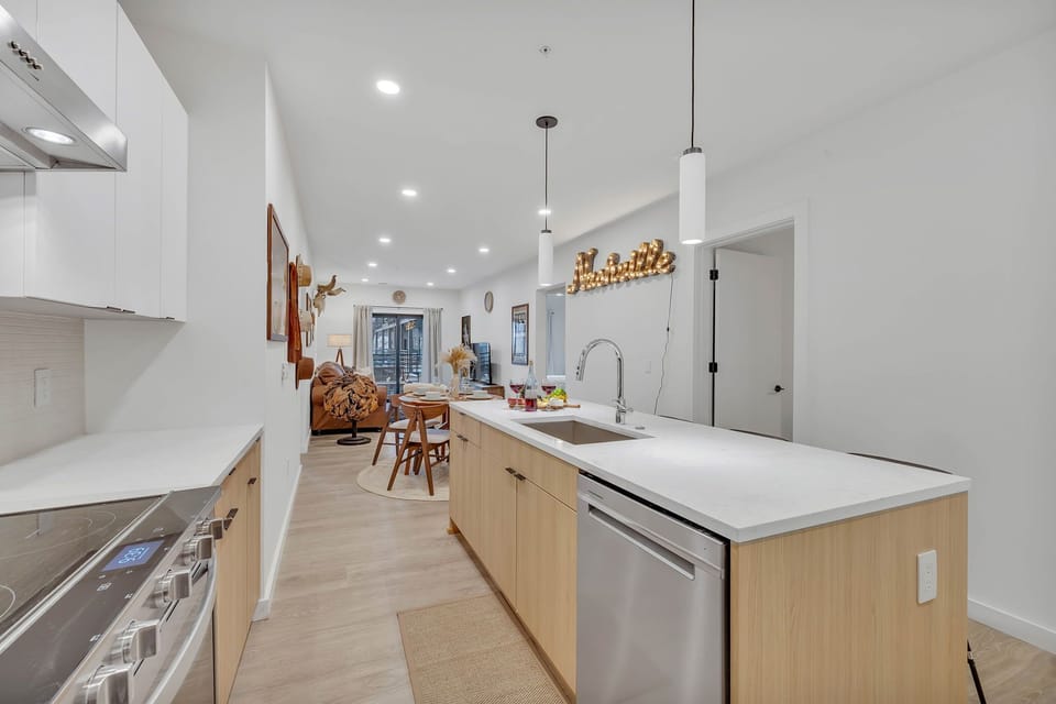 Kitchen w/ island & counter space – great for cooking, gathering & hosting
