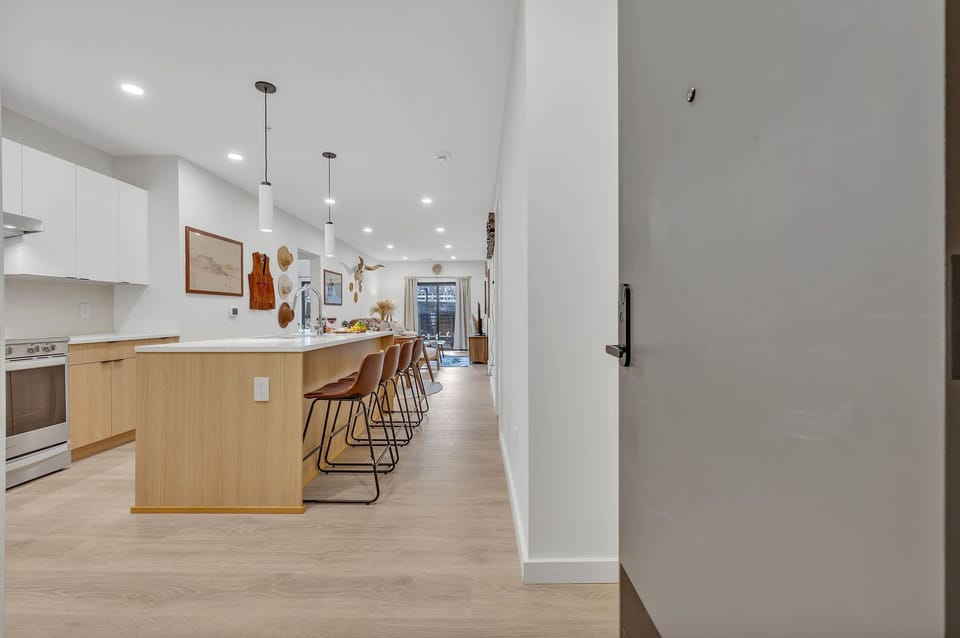 Fully equipped kitchen w/ island & counter space for entertaining & meals