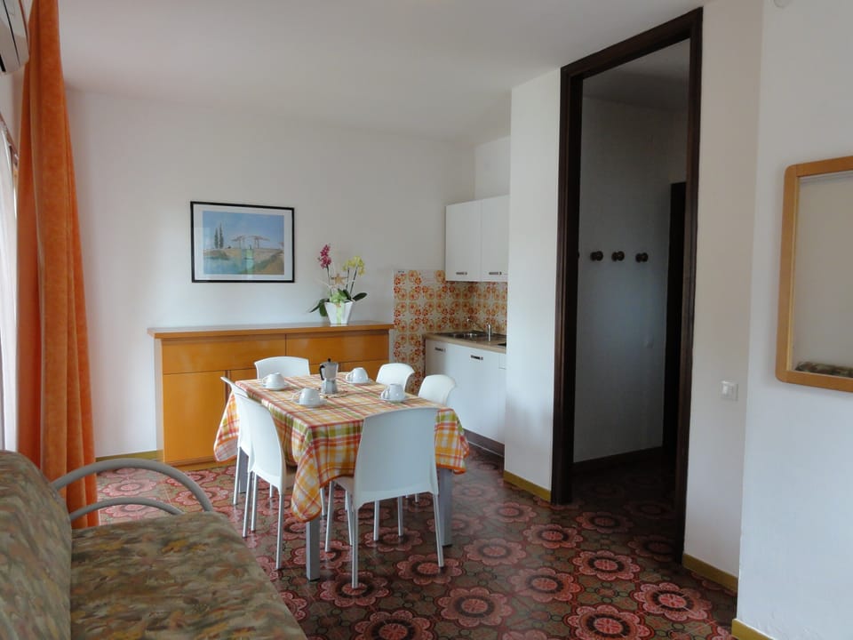 Apartment, 2 Bedrooms, Balcony, Garden View | Dining room