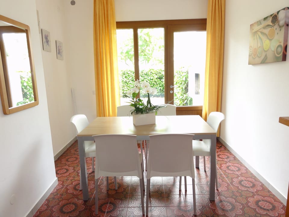 Apartment, 2 Bedrooms, Balcony, Garden View | Dining room