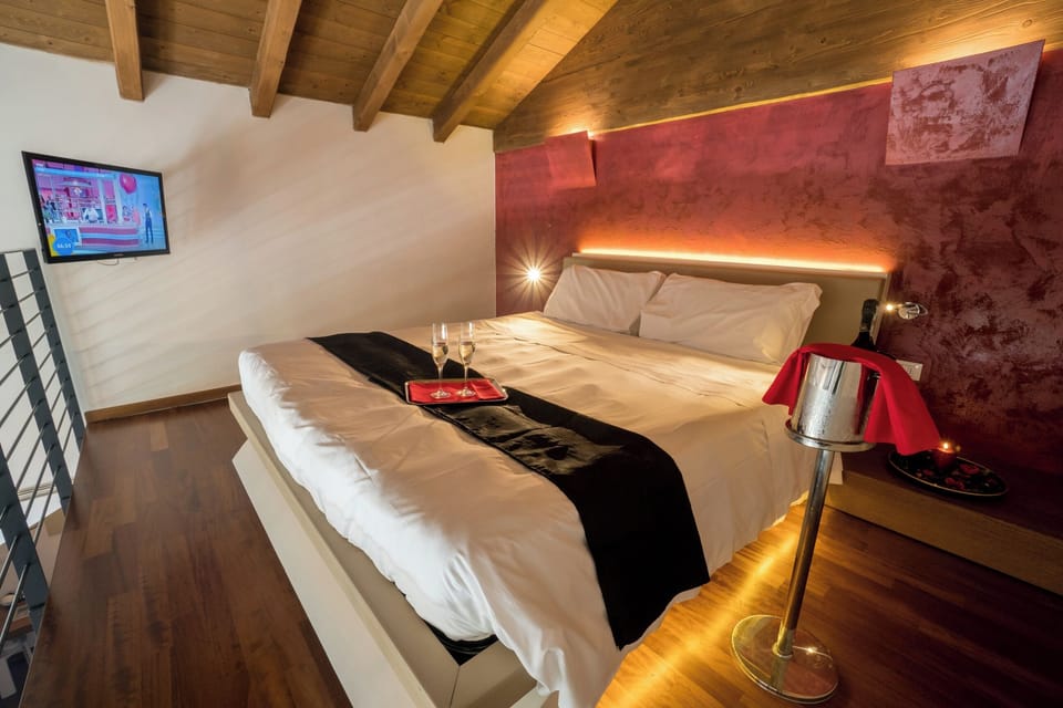 Superior Suite | Premium bedding, down comforters, memory foam beds, minibar