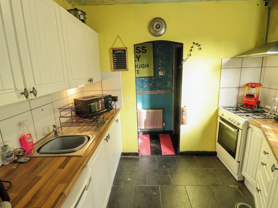 Cookware/dishes/utensils