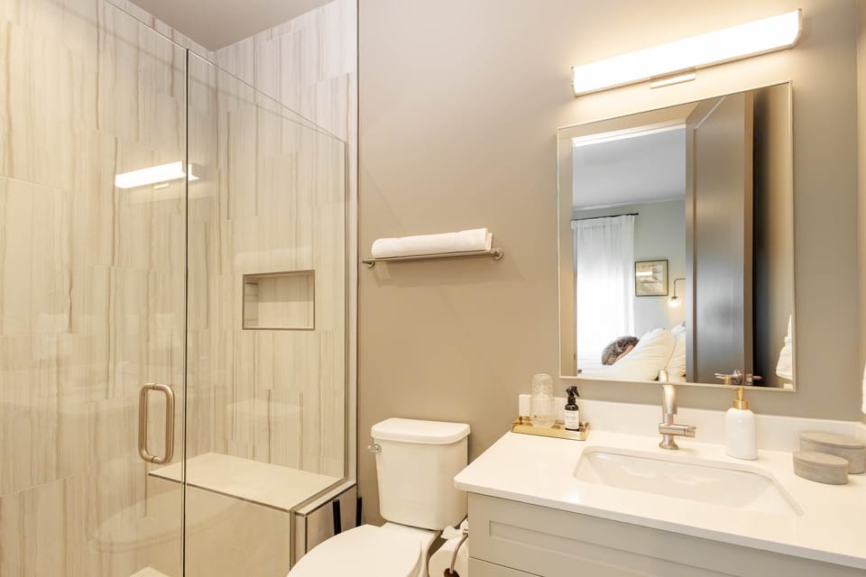Bathroom 2 (BR2 en suite)- bathroom with luxury shampoo, conditioner, and body wash for a comfortable stay
