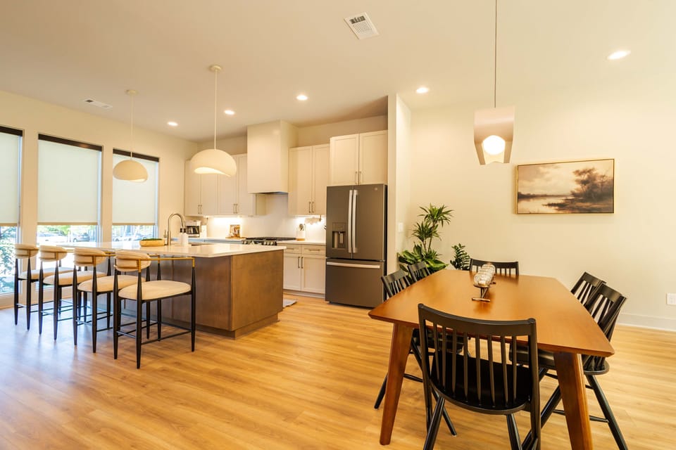 Dining table and dine-in kitchen