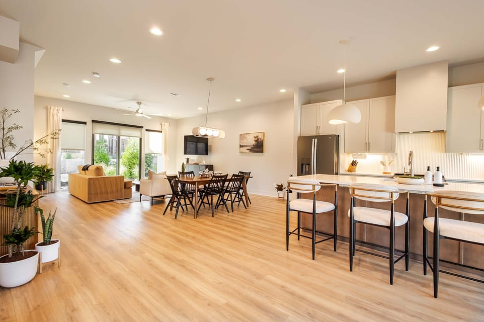 Dining table and dine-in kitchen