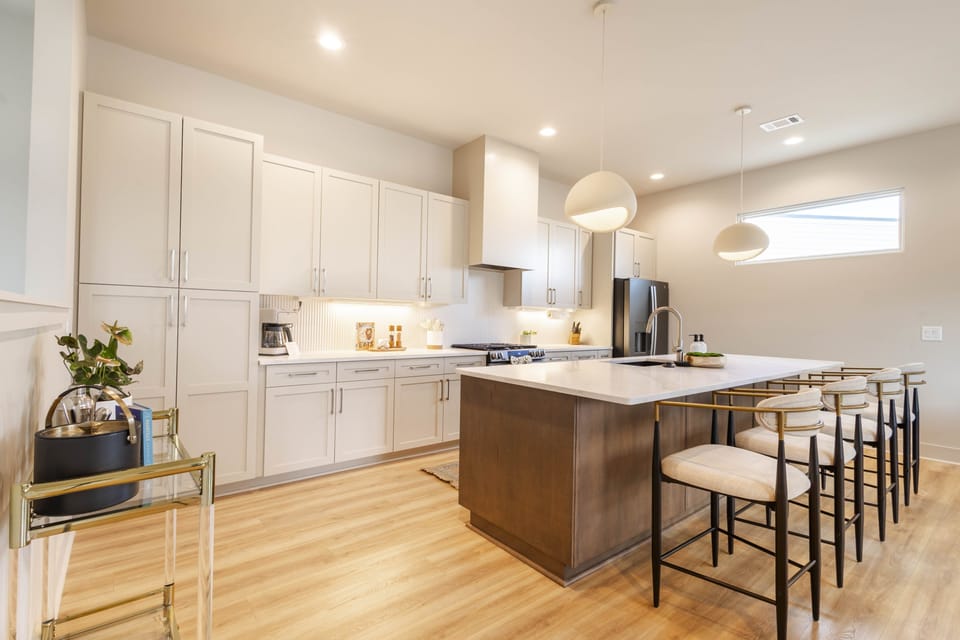 Modern chef's kitchen fully equipped for your stay