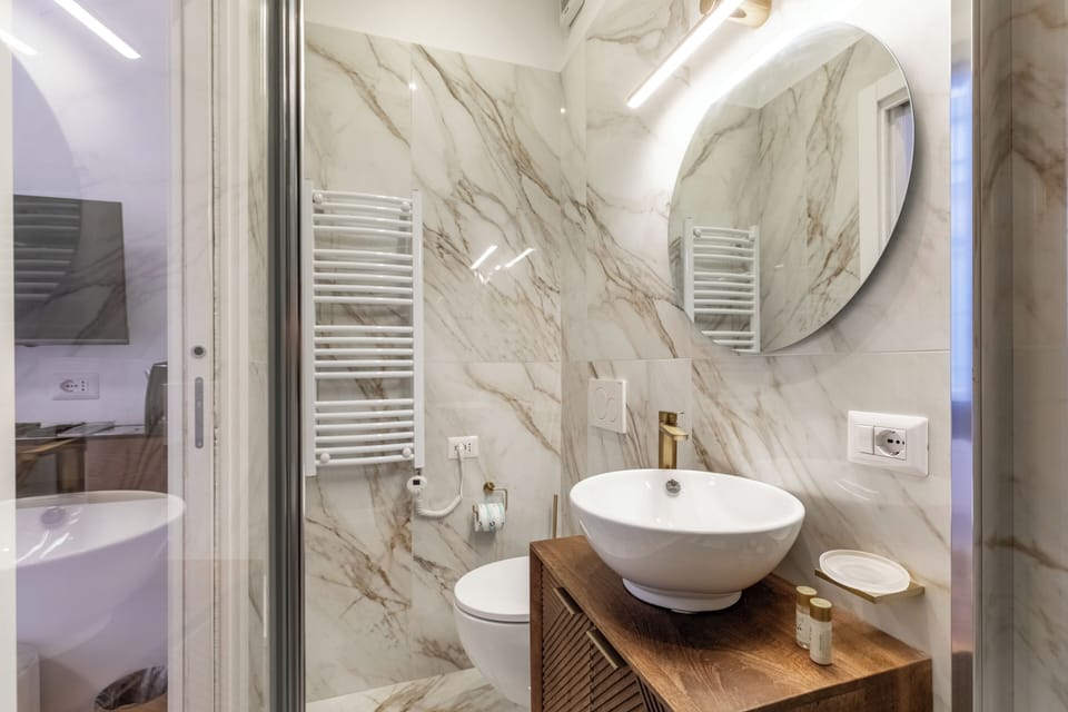 Deluxe Double Room | Bathroom | Shower, free toiletries, hair dryer, bathrobes