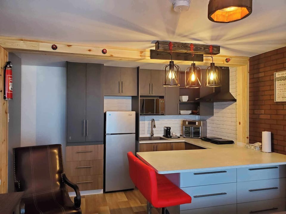 Deluxe Studio, Lake View | Private kitchen | Toaster, kitchen islands