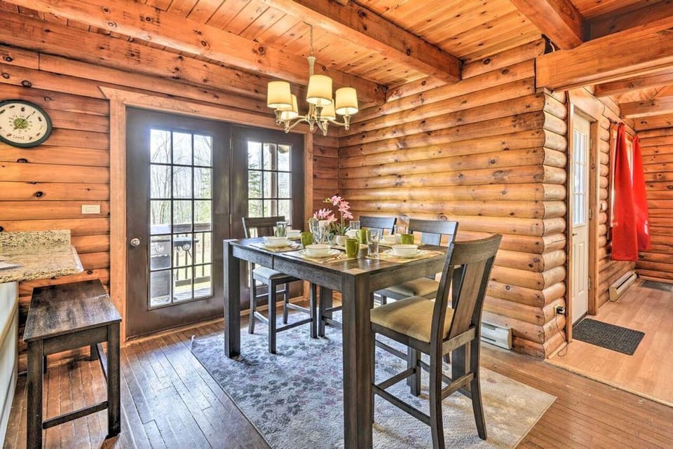 Take a seat at the breakfast bar for a quick bite!