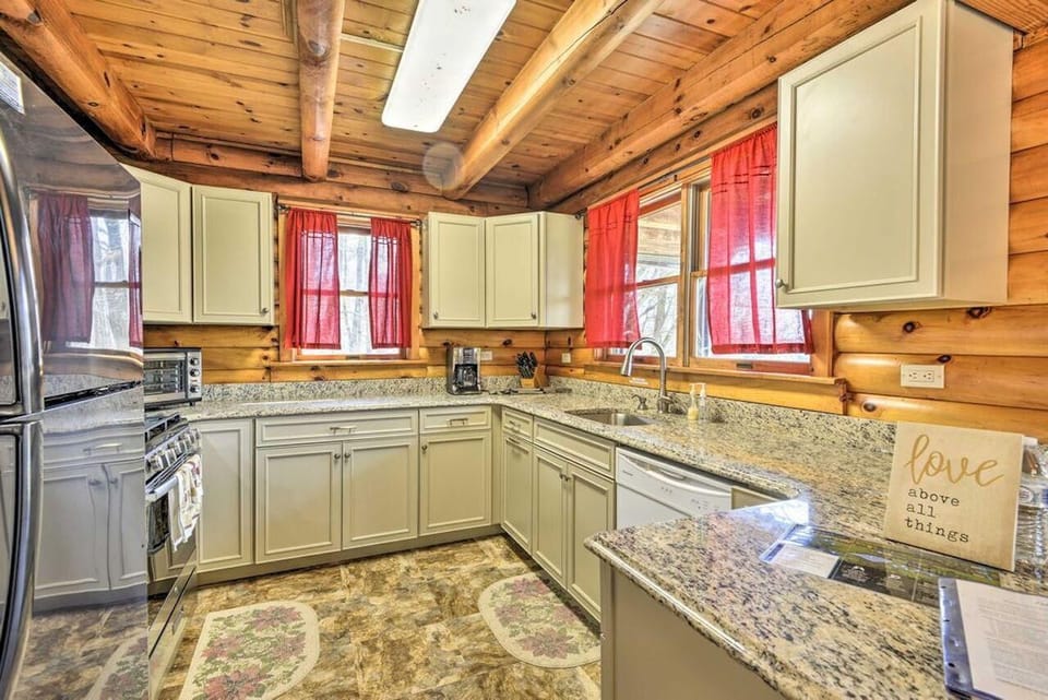 This fully equipped kitchen is great for cooking delicious meals.
