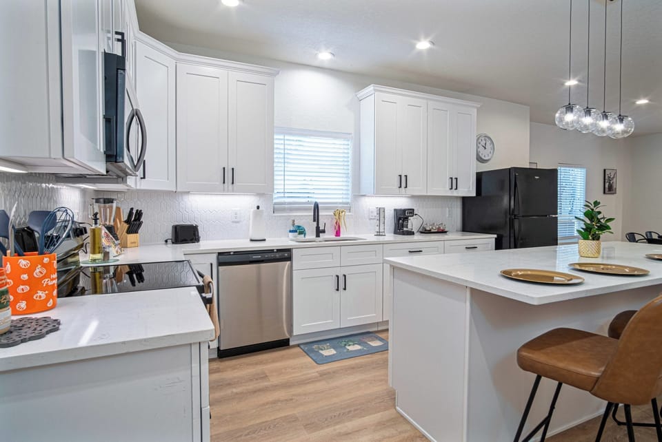 House (4 Bedrooms) | Private kitchen | Microwave, oven, coffee/tea maker, dining tables