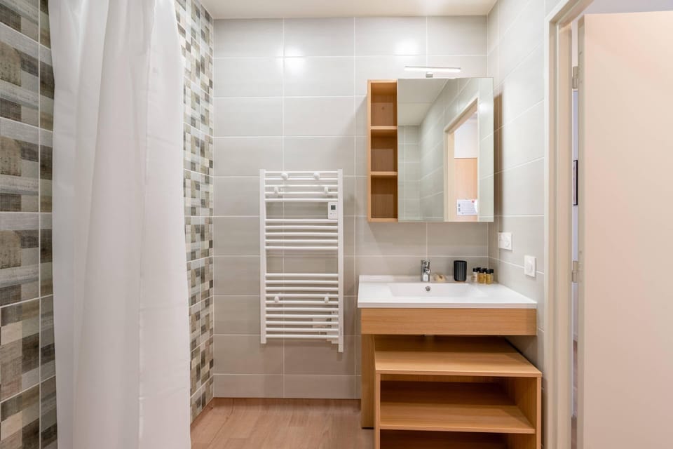 Apartment, 2 Bedrooms | Bathroom | Shower, towels