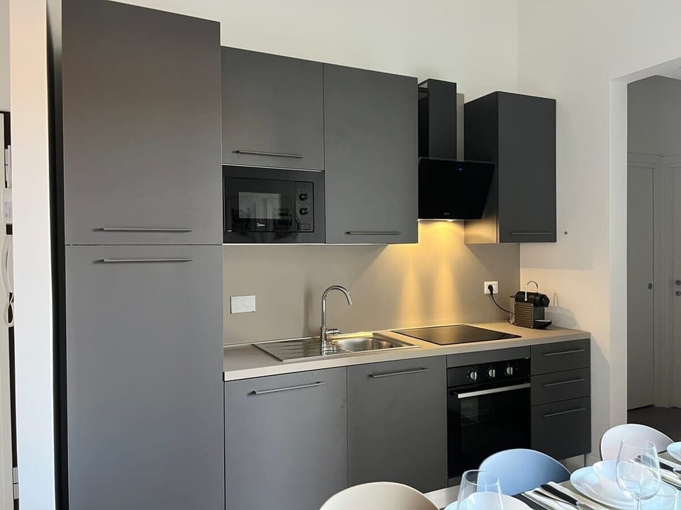 Altra vista della cucina illuminata.