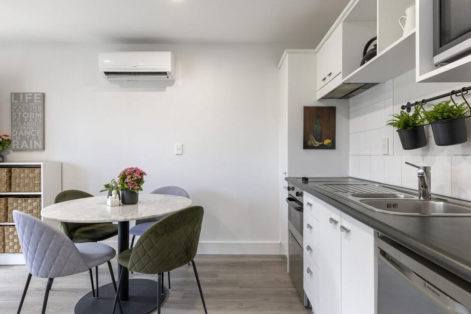 Kitchen & Dining