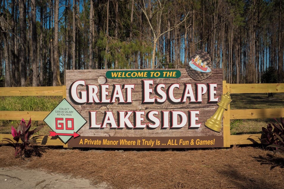 Welcome entrance at Clermont lakefront vacation estate