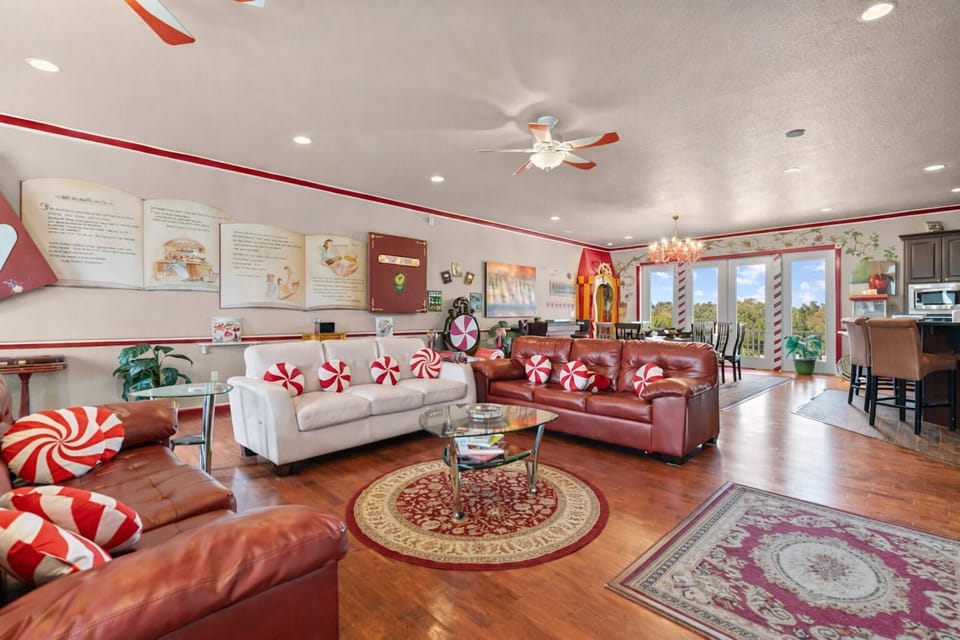 Grandeur candy-themed lounge