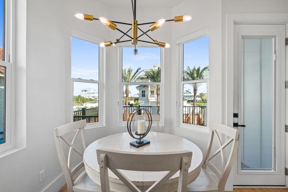 Breakfast Nook - Balcony Access