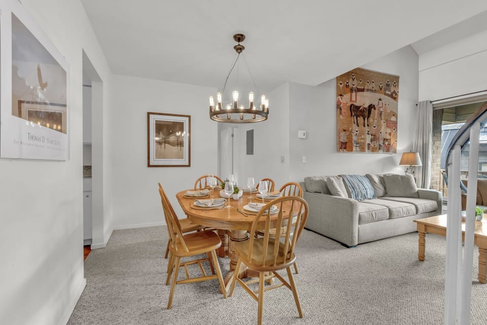 Dining area: Main floor, table seating for 6