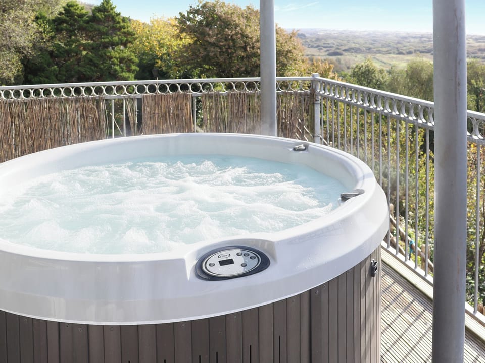 Hot tub | The Lookout, Pendine