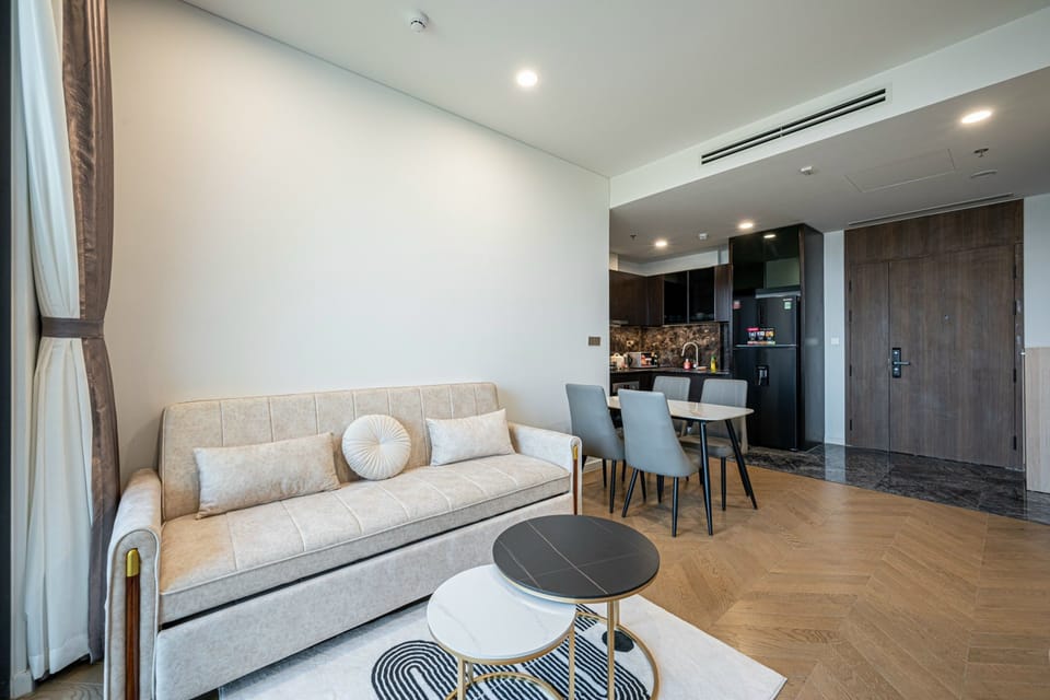 Business Suite, 1 Bedroom, Club Lounge Access, City View | Living area | 65-inch Smart TV with cable channels, Netflix, smart speakers