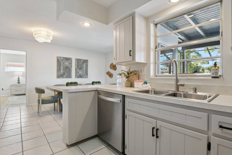 Whether it’s morning coffee or dinner in, this kitchen has you covered.