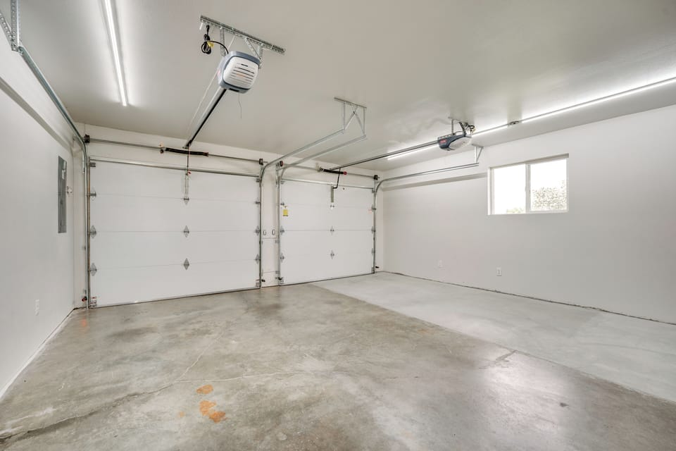 Parking | Driveway (2 Vehicles) | Garage (2 Vehicles)