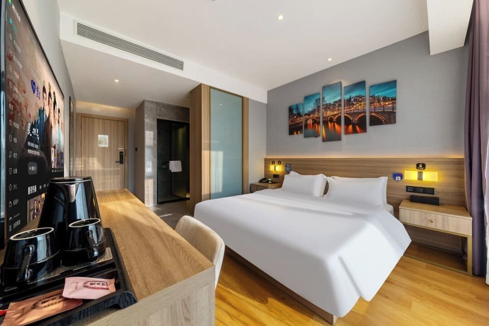 Free minibar, desk, free WiFi