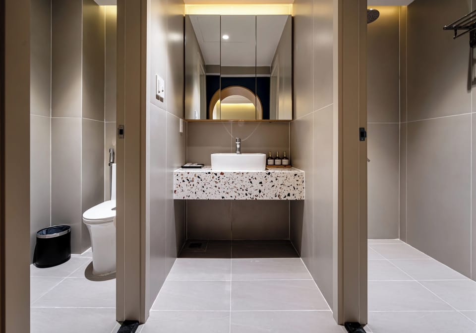 Deluxe Double or Twin Room | Bathroom | Hair dryer, towels, soap, shampoo
