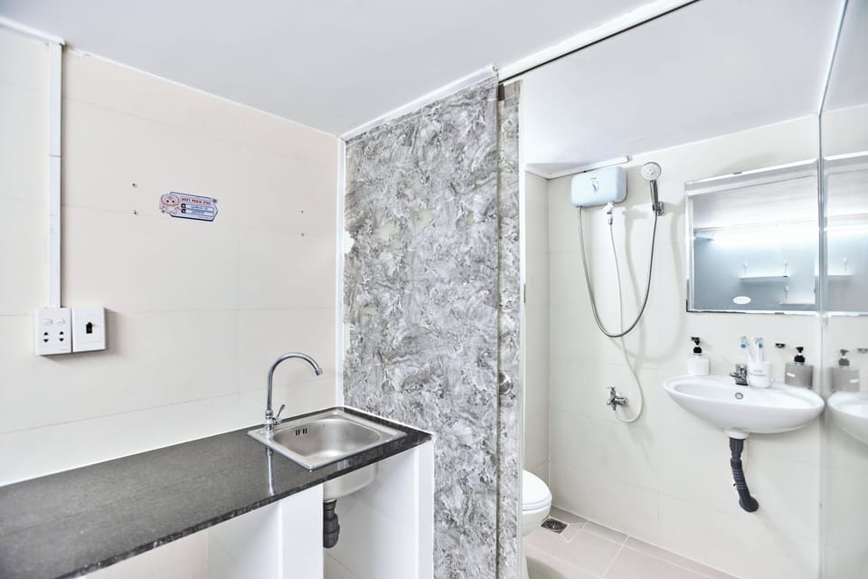 Shower, free toiletries, hair dryer, towels
