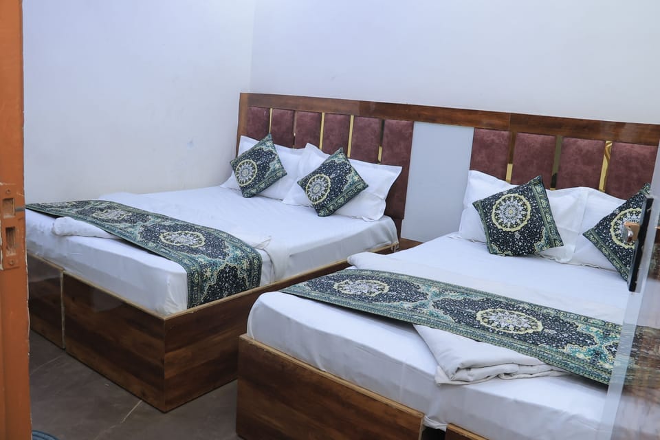 Triple Room | Desk, free WiFi