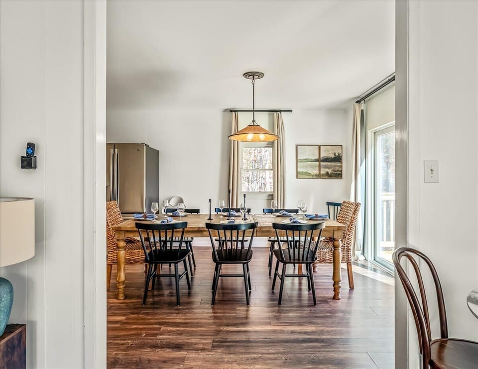 Feast your eyes (and your appetite)! Our dining space is made for big breakfasts, cozy dinners, and everything in between. Pull up a chair—the only thing missing is you.