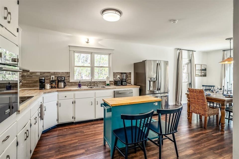 Calling all foodies (and midnight snackers)! Our kitchen is fully stocked and ready for everything—from pancake breakfasts to late-night pizza parties. Cook, eat, repeat.