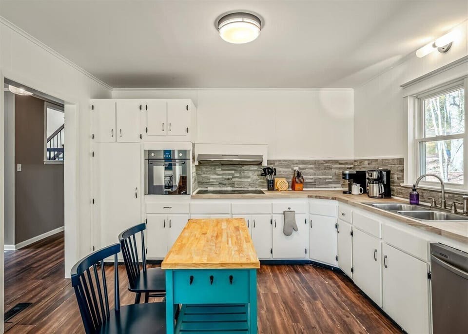 Because vacations taste better when the kitchen’s this good. Whip up your favorite meals, gather around the table, and let the laughter spill over like wine.
