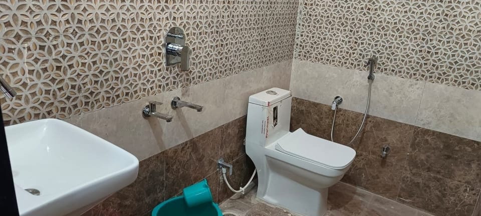 Shower, free toiletries, towels, soap