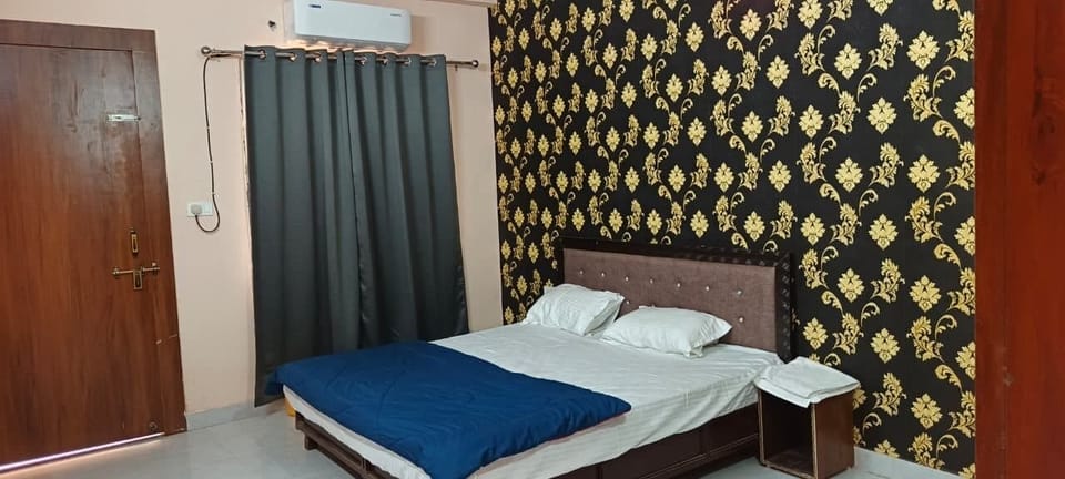 Rollaway beds, free WiFi, bed sheets