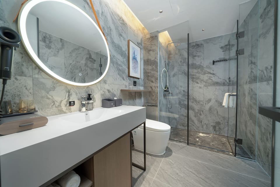 Superior Double Room, 1 Queen Bed, Non Smoking | Bathroom | Shower, hair dryer, slippers, towels