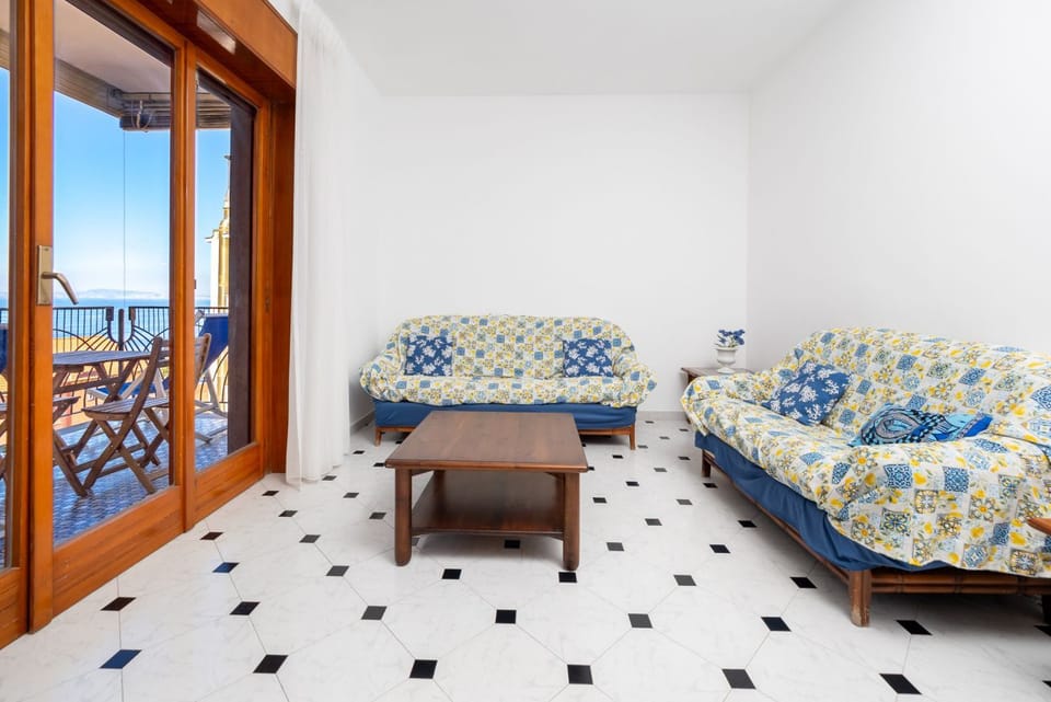 Capo Sereno - Large & Bright apt with terrace Apartment in Priora