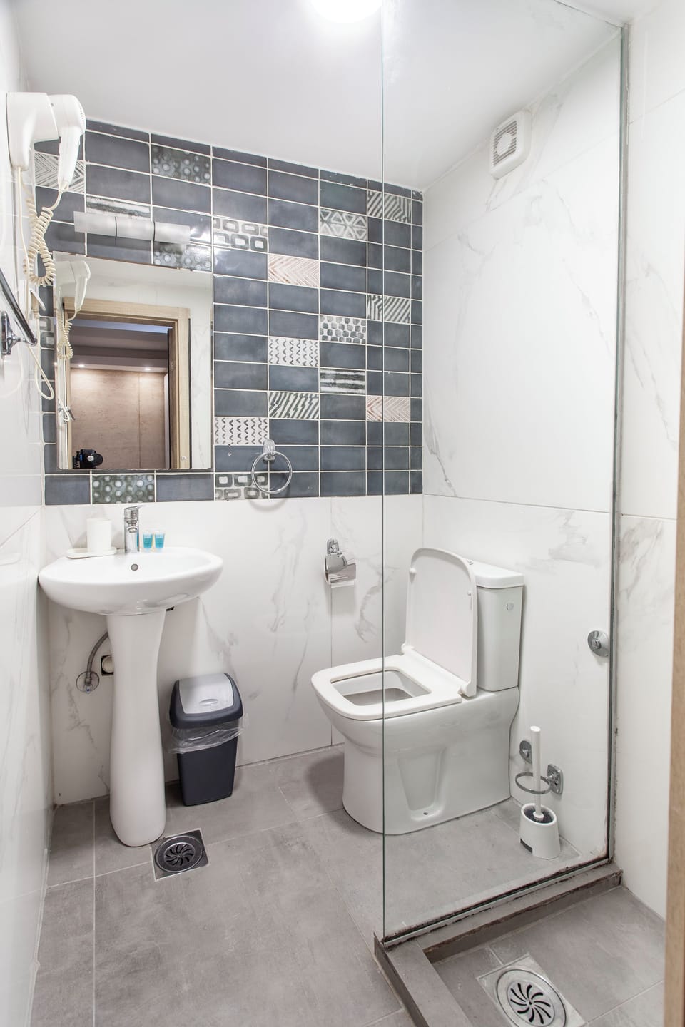 Economy Double Room | Bathroom | Hair dryer, towels, soap, shampoo