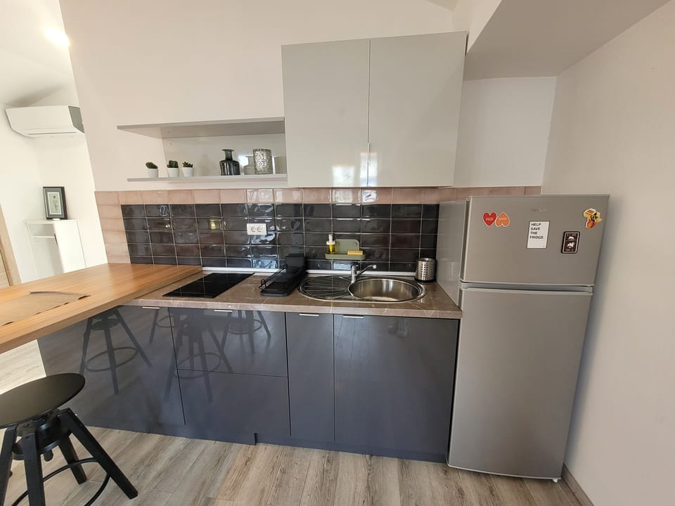 Deluxe Apartment, City View | Private kitchen