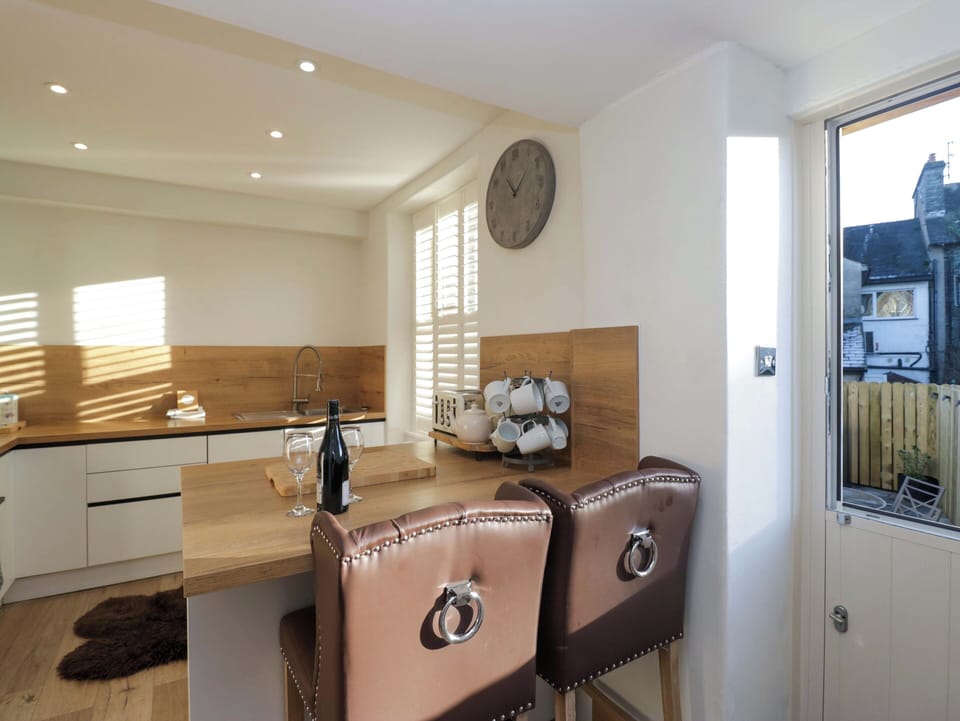 Cottage | Private kitchen | Dishwasher, cookware/dishes/utensils