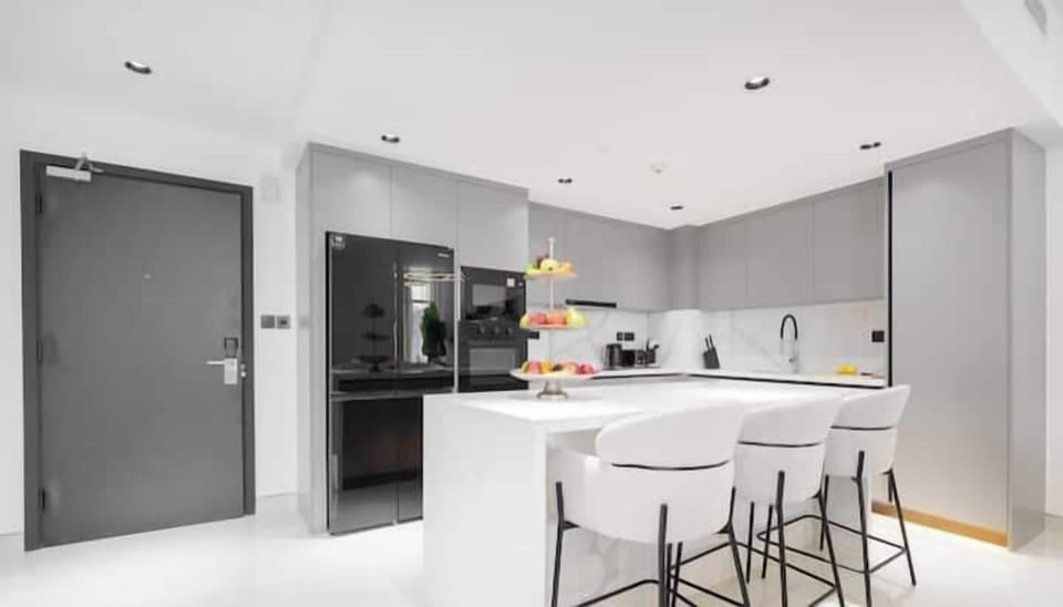 Luxury Apartment, Balcony, Marina View | In-room dining